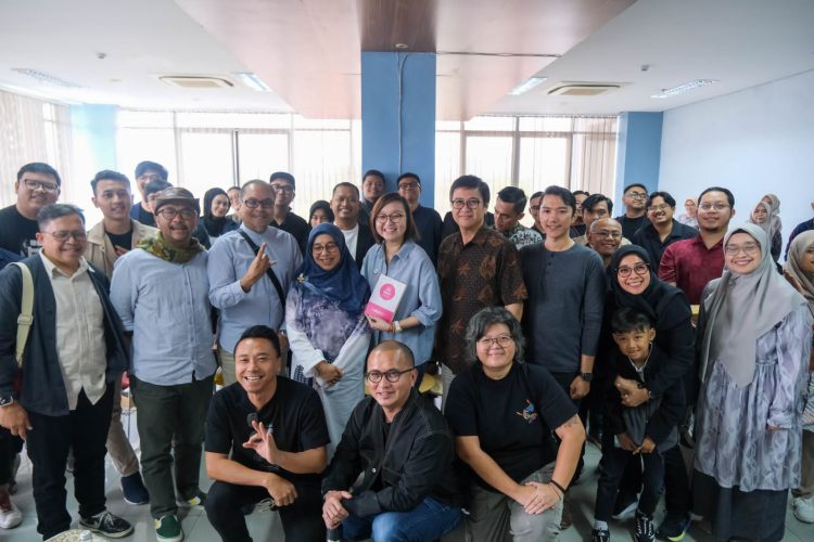 Foto bersama usai diskusi kreatif Bandung Creative City of Design di Bandung Creative Hub. (Foto : Istimewa)