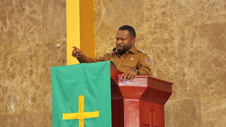 Wakil Bupati Yahukimo Esau Miram, Saat memberikan sambutan pada acara pembukaan raker klasis GKI yalimo anggruk di Dekai. (Foto : Istimewa)