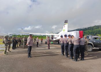 Kapolres Yalimo Pimpin Pelepasan dan Pemberangkatan Jenazah Brigpol Anumerta Iqbal Anwar Arif