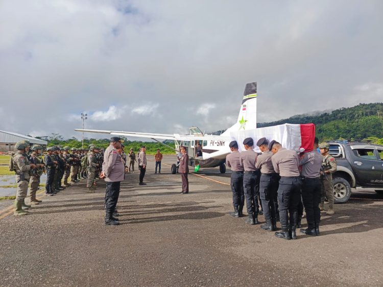 Prosesi pelepasan jenazah Brigpol (Anumerta) Iqbal Anwar Arif, di Bandar Udara Elelim, Kabupaten Yalimo. (Foto : Istimewa)