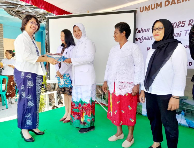 Kepala RSUD Merauke - Papua Selatan dr.Dewi Wulansari saat memberikan penghargaan bagi pegawai teladan kategori Perawat/bidan. (Foto : Muh. Syahrir)
