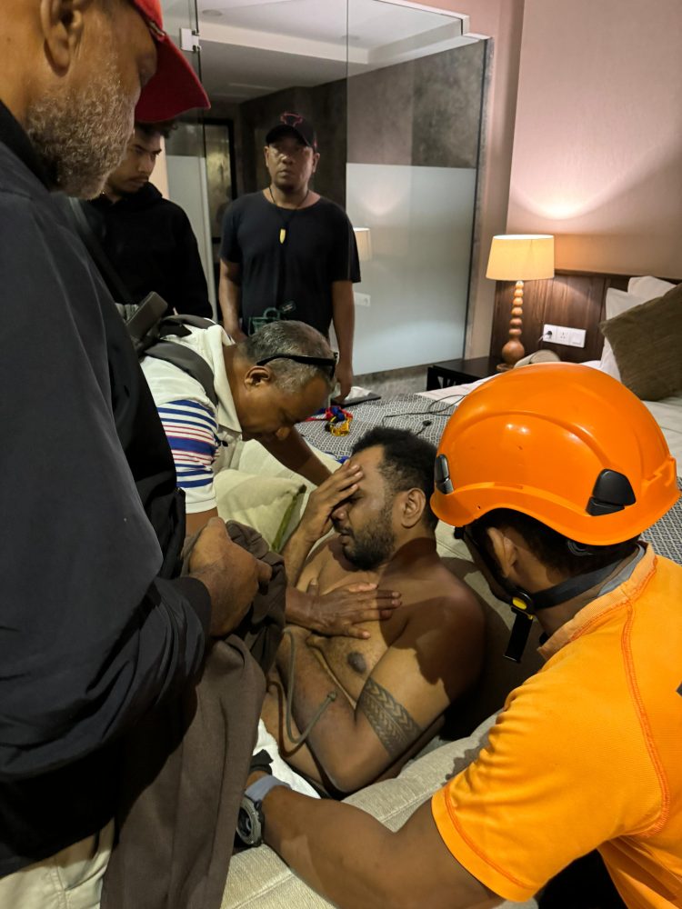 Tim SAR Jayapura saat berhasil evakuasi Anton Brian Mano yang hendak bunuh diri. (Istimewa)