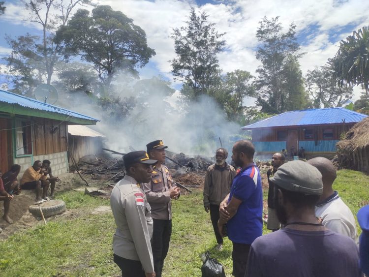 Polres Jayawijaya saat melakukan tindakan cepat setelah menerima laporan tentang pembakaran honai (rumah adat). (Foto : Istimewa)