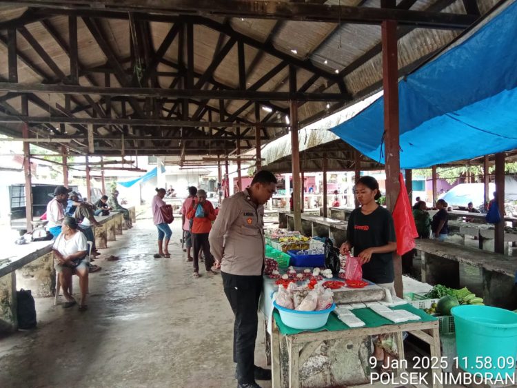 Anggota Regu Jaga II Polsek Nimboran melaksanakan kegiatan patroli sambang dan dialogis di Pasar Genyem Kota. (Foto : Istimewa)