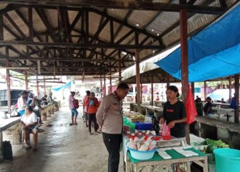 Polsek Nimboran Gelar Patroli Sambang dan Dialogis di Pasar Genyem Kota