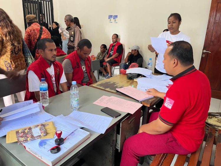 Penyerahan tersangka dan barang bukti ke kantor Kejaksaan Negeri Jayapura. (Foto : Istimewa)