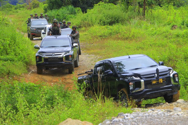 Satgas Damai Cartenz-2025 bersama Polres Yalimo dan TNI saat melaksanakan patroli di Kampung Hobakma. (Foto : Istimewa)
