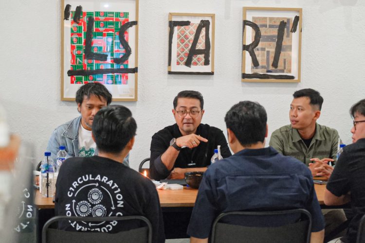 Diskusi bersama para pelaku ekonomi kreatif untuk menghidupkan kreativitas dan inovasi, di Cafe Lestari, Surabaya. (Foto : Istimewa)