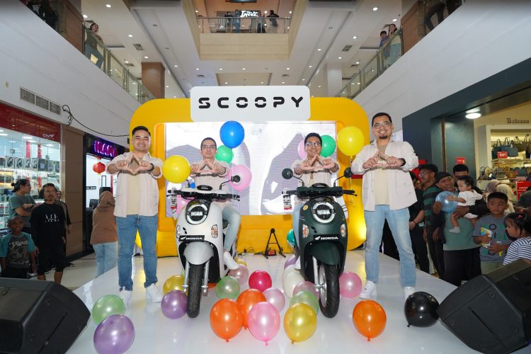 Pimpinan Astra Motor Papua foto bersama All New Honda Scoopy di Mal Jayapura. (Foto : Istimewa)