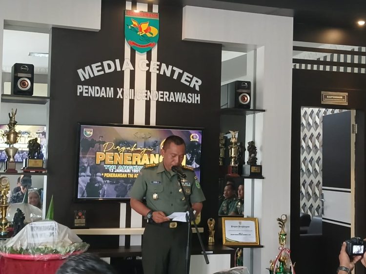 Kapendam XVII/Cenderawasih, Kolonel Inf. Chandra Kurniawan saat memberikan sambutannya. (Foto : Mia)