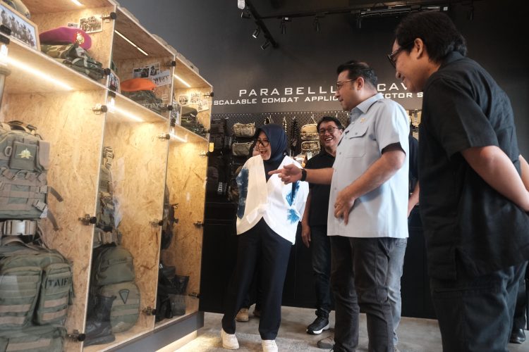 Menekraf melakukan peninjauan ke Parabellum sebagai produk kreatif fesyen tactical. (Foto : Istimewa)