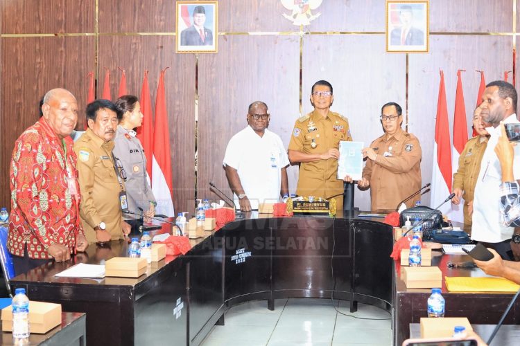 Pj. Gubernur Papua Selatan, Rudy Sufahriadi saat menerima dokumen hasil seleksi DPR Papua Selatan afirmasi otsus dari Panitia Seleksi (Pansel) untuk selanjutnya diteruskan ke Kementerian Dalam Negeri di jakarta. (Foto: Syahrir)