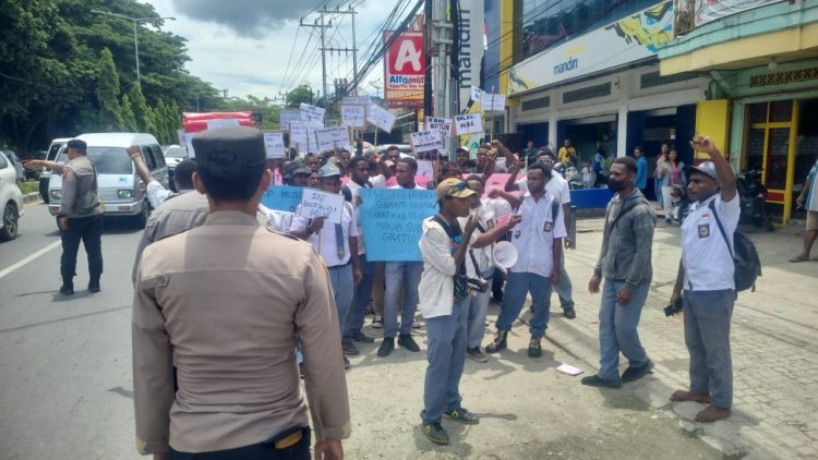 Polres Jayapura saat mengamankan aksi demonstrasi menolak program Makan Bergizi Gratis (MBG) di Sentani. (Foto: Istimewa)