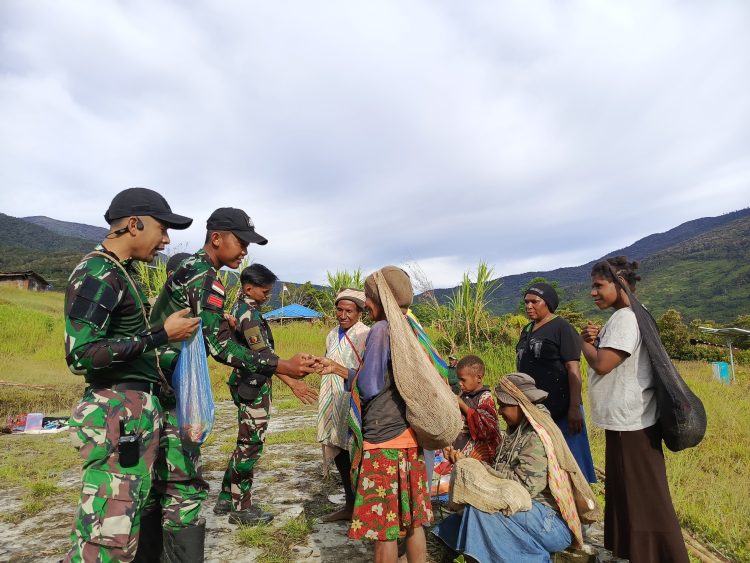 Masyarakat Kiwirok saat berinteraksi dengan anggota Satgas Yonif 512. (Foto : Istimewa)