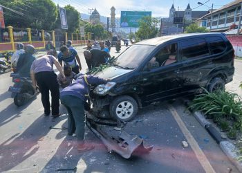 Diduga Mabuk, Pengendara Avanza Tabrak Tiang Lampu di Sentani