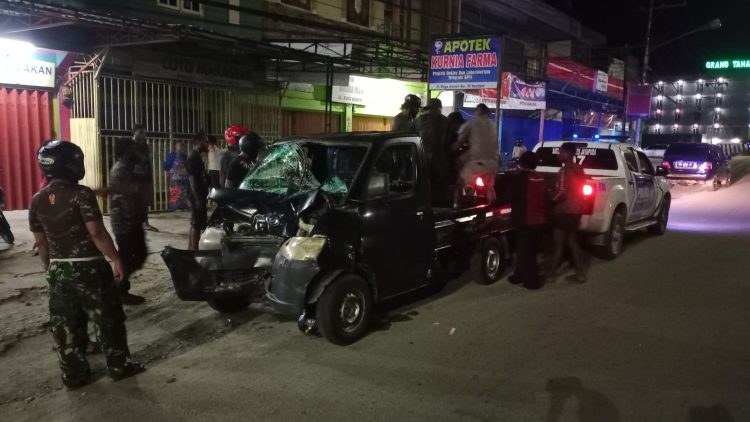mobil Daihatsu Gran Max hitam alami kecelakaan maut. (Foto: Istimewa)
