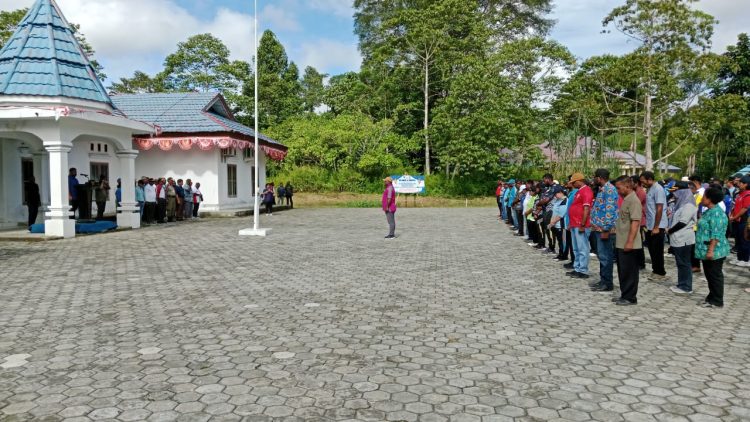 Wakil Bupati Mamberamo Raya, Keven Totouw saat memimpin apel pagi di halaman Kantor Dinas Perhubungan Burmeso. (Foto: George Wersay)