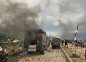 Aksi Anarkis di Syukuran Bupati Jayawijaya, Kendaraan Polisi Dibakar dan Dirusak