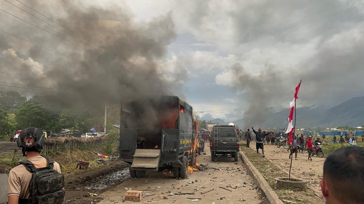 Aksi saling serang antara kelompok massa yang hadir dalam acara syukuran Bupati Jayawijaya. (Foto: Istimewa)