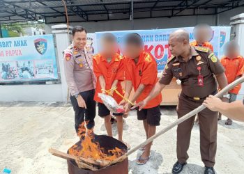 Polda Papua Musnahkan Barang Bukti Ganja, Lima Tersangka Ikuti Proses Pemusnahan