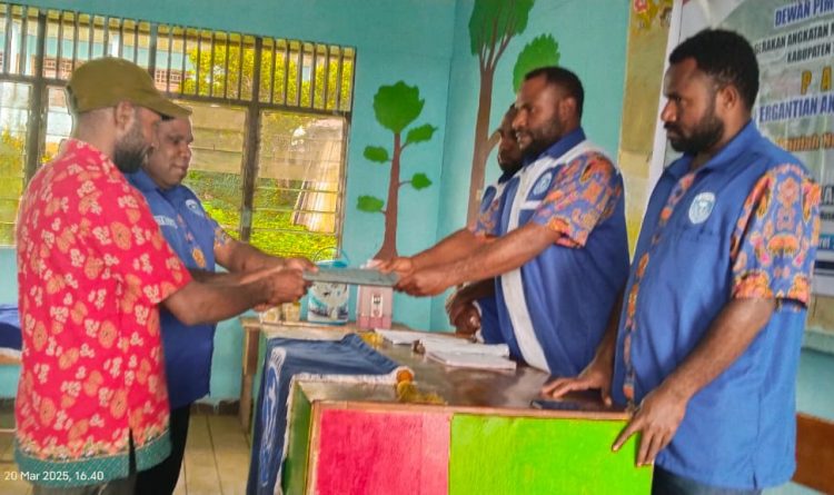 Pimpinan Sidang Rapat Luar Biasa oleh Pengurus DPD Provinsi menyerahkan Berita Acara Kepada Pengganti Ketua Yaas Kogoya dan Sekretaris Klion R Wenda. (Foto: Kosai J. Kogoya)