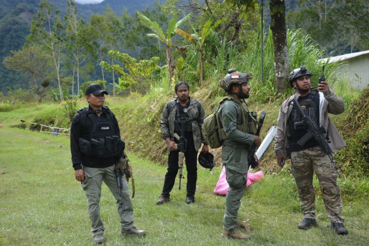 Personel Satgas Gakkum Operasi Damai Cartenz 2025 melakukan kegiatan evakuasi dan olah TKP. (Foto: Istimewa)