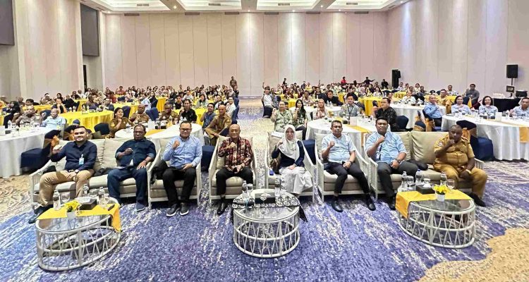 Foto bersama Pelaksana Tugas (Plt) Kepala Dinas Tenaga Kerja, Koperasi, dan Usaha Kecil dan Menengah (UKM) Provinsi Papua, Roberth Eddy Purwoko, bersama Kepala BPJS Ketenagakerjaan Papua Jayapura Sirta Mustakiem serta Forkopimda di Hotel Suni Abepura. (Foto: Istimewa)