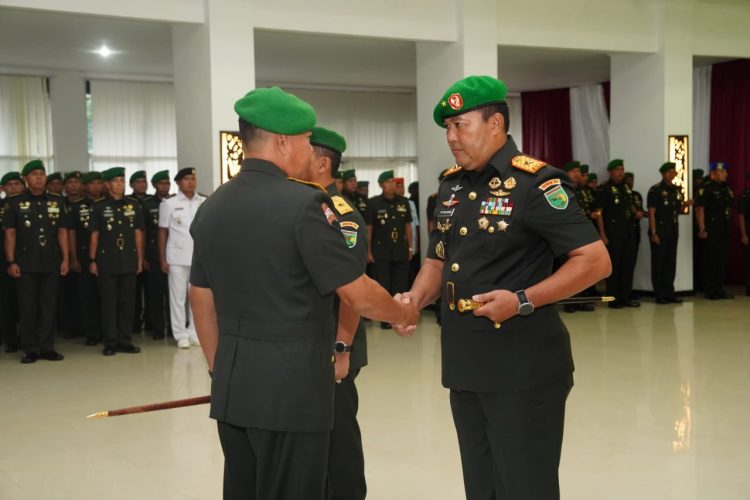 Pangdam XVII/Cenderawasih, Mayjen TNI Rudi Puruwito pimpin upacara Serah Terima Jabatan Danrem 172/PWY. (Foto: Istimewa)