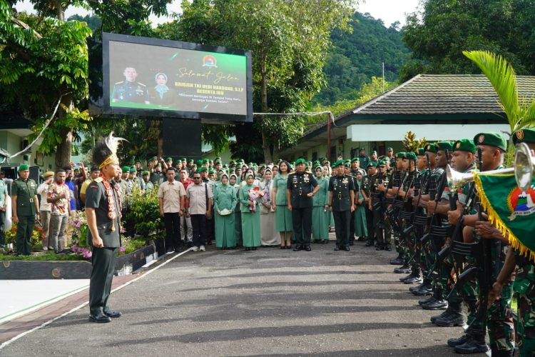 Pelepasan Brigjen TNI Dedi Hardono, telah resmi menyerahkan tongkat komando Komandan Korem 172/PWY kepada penggantinya, Brigjen TNI Tagor Rio Pasaribu. (Foto: Istimewa)
