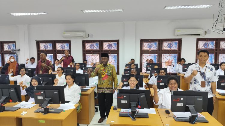 Kepala Kantor Wilayah Kementerian Agama Provinsi Papua, Klemens Taran meninjau langsung pelaksanaan ujian pada hari pertama. (Foto: Istimewa)