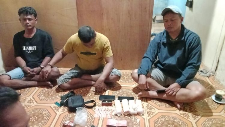 Dua pelaku berinisial AI dan MS serta barang bukti berhasil diamankan oleh Satnarkoba Polres Mimika. (Foto: Istimewa)
