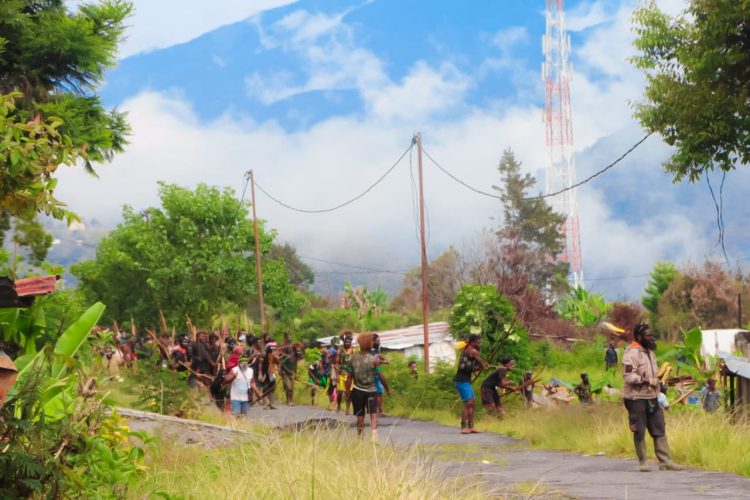 Bentrokan antar pendukung calon kepala daerah di Kabupaten Puncak Jaya. (Foto: Istimewa)