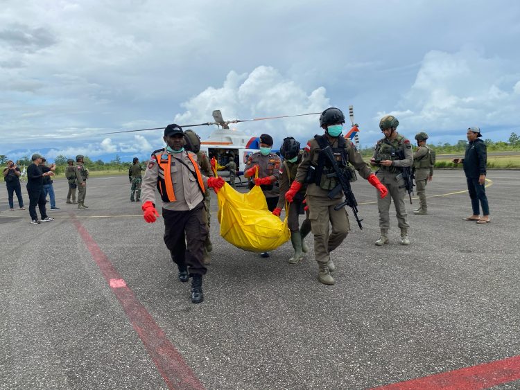 Evakuasi dua jenazah korban KKB ke RSUD Dekai. (Foto: Istimewa)