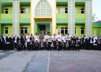 Irjen Kemenag RI Soroti Keterbatasan Sarana di MIN Keerom Papua, Tekankan Perhatian Pendidikan di Daerah 3T