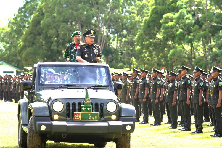 Pangdam XVII/Cenderawasih, Mayjen TNI Rudi Puruwito saat memimpin upacara penutupan Pendidikan Pertama Tamtama TNI AD Gelombang I Tahun Anggaran 2025. (Foto: Istimewa)