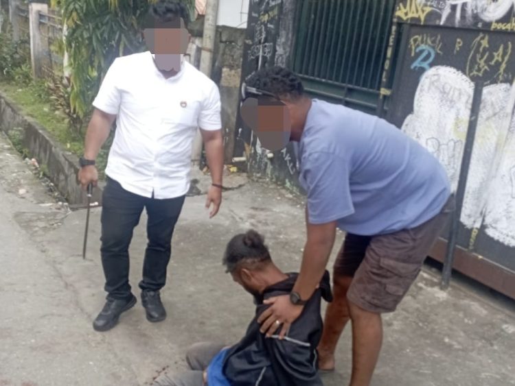 Pelaku YW saat berhasil diamankan oleh Tim Opsnal Satuan Reserse Narkoba Polresta Jayapura Kota. (Foto: Istimewa)