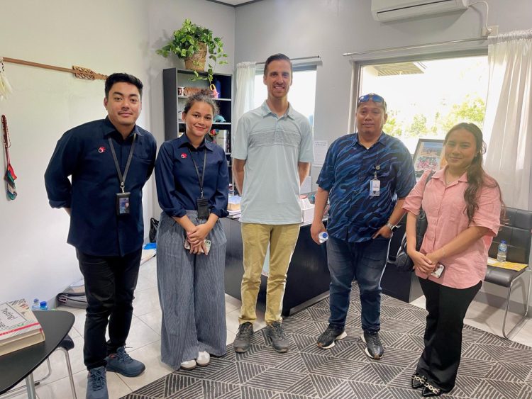 Erick selaku IT Manager Hillcrest School Papua foto bersama jajaran Telkom Indonesia. (Foto : Istimewa)