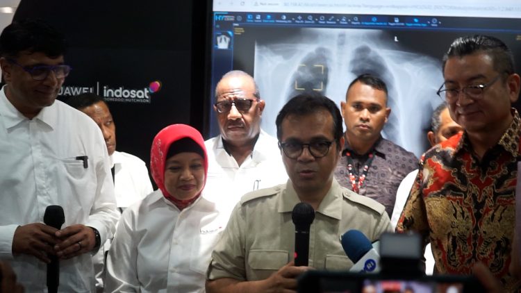 Wakil Menteri Komunikasi dan Digital Republik Indonesia, Nezar Patria saat memberikan keterangan pers usai meresmikan Indosat Artificial Intelligence Experience Center (AIEC). (Foto: Darul Muttaqin)