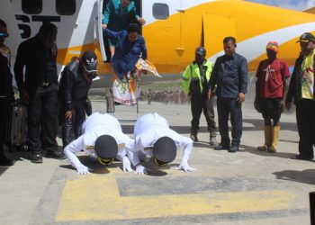 Bupati dan Wakil Bupati Puncak Sujud Cium Tanah Saat Tiba di Ilaga, Disambut Meriah Ribuan Warga