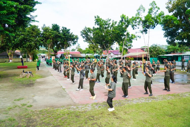 Olahraga bersama dengan seluruh prajurit dan anggota Persit Korem 172/PWY di lapangan Asrama Bucend III Waena. (Foto: Istimewa)