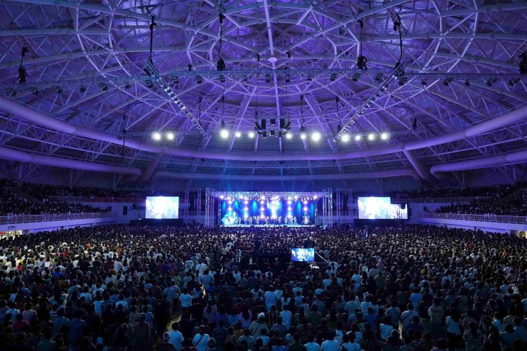 Belasan ribu jemaat memenuhi Istora Papua Bangkit, Kabupaten Jayapura, dalam Kebaktian Kebangunan Rohani (KKR) Papua di Hati. (Foto: Istimewa)