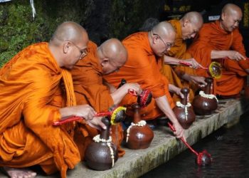 Ritual Pengambilan Air Berkah Waisak Digelar Khidmat di Umbul Jumprit