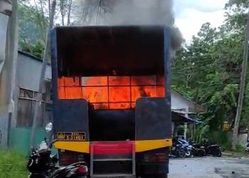 Demo Mahasiswa Uncen Ricuh, Truk Polisi Dibakar Massa