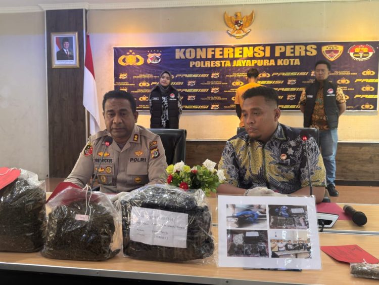 Polresta Jayapura Kota saat mengungkap modus baru dalam peredaran narkotika jenis ganja di Kota Jayapura. (Foto: Istimewa)