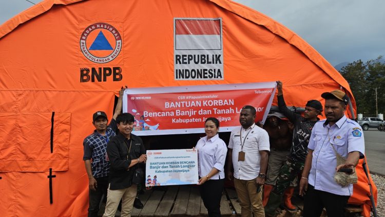 Telkomsel menyalurkan bantuan logistik kepada masyarakat terdampak melalui program CSR. (Foto: Istimewa)