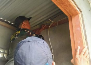 Satgas TMMD Kodim 1710/Mimika Pasang Instalasi Listrik di Fasilitas MCK Umum Kampung Pigapu