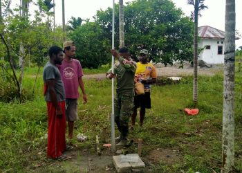 Satgas TMMD ke-124 Kodim 1710/Mimika Pasang Instalasi Pipa Air untuk Sumur Bor di Kampung Iwaka