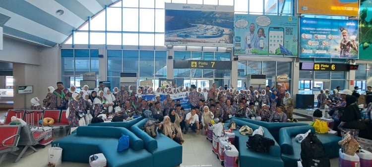 Jamaah Haji asal Kota Jayapura saat diberangkatkan menuju Tanah Suci melalui Bandara Internasional Sentani. (Foto: Istimewa)