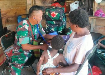 Sentuhan TNI di Pigapu: Layanan Kesehatan Keliling dan Edukasi Hidup Sehat