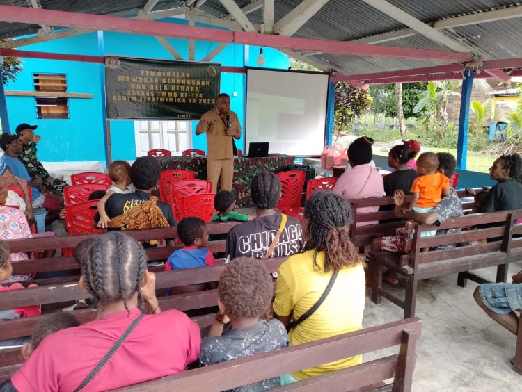Kegiatan penyuluhan tersebut, Bapak Lodifikus Kaise selaku Kasubid Pembinaan Karakter Bangsa dari Badan Kesatuan Bangsa dan Politik (Bakesbangpol) Kabupaten Mimika. (Foto: NM)